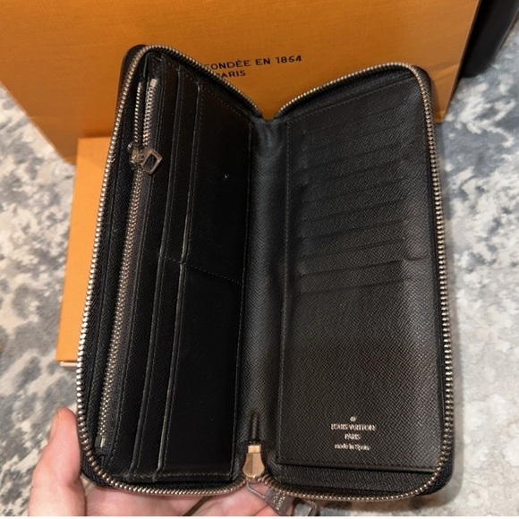 LOUIS VUITTON Black Epi Zippy Wallet Vertical - Picture 4 of 7